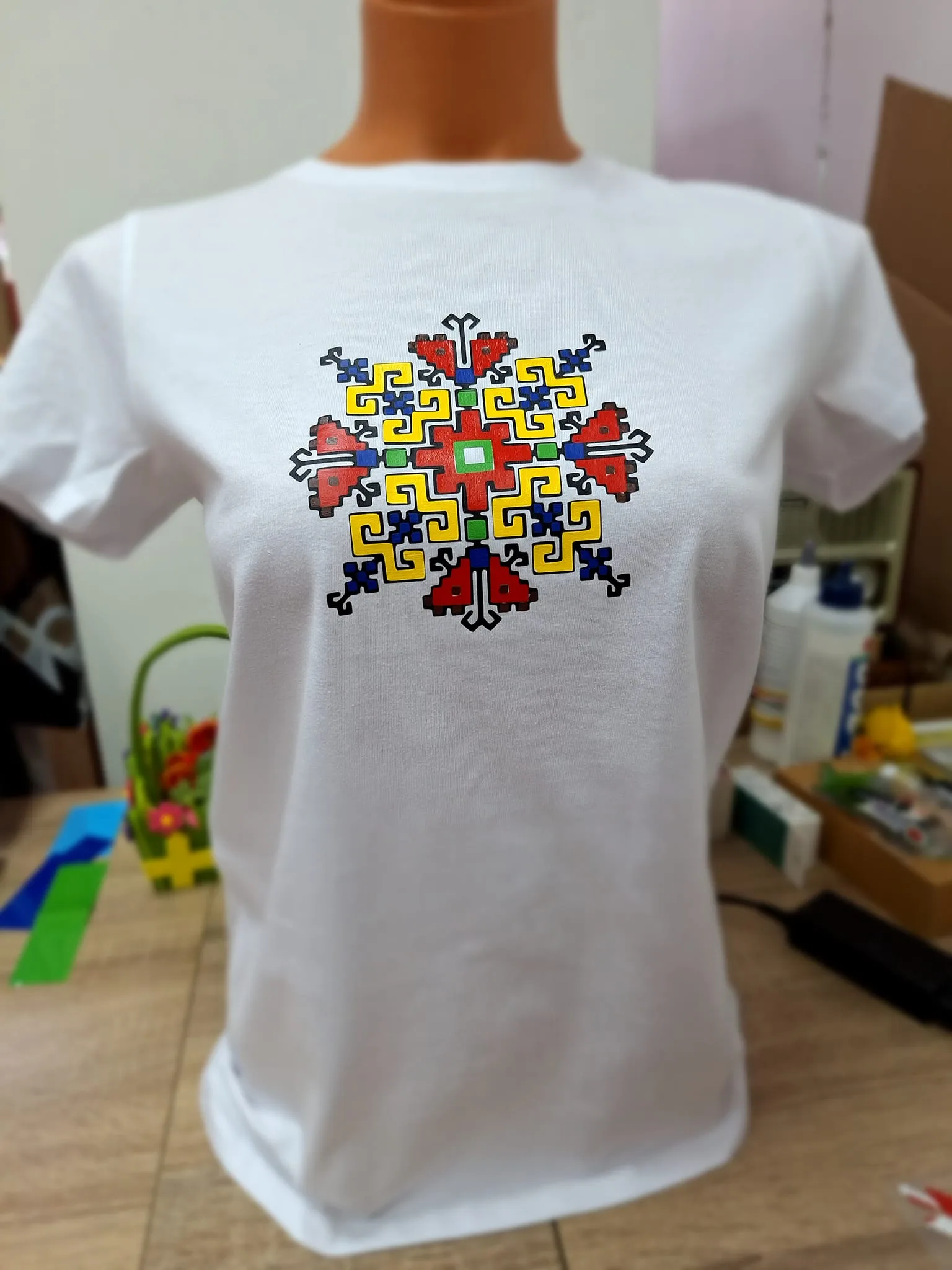 Тениска с жълта елбетица